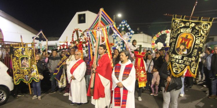 Con la bendición de más de 200 cruces la comunidad de la Parroquia Santa Cruz celebró 65 aniversario