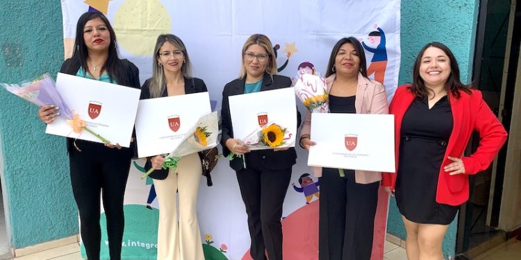 Nuevas tituladas de Técnico en Educación Parvularia gracias a programa Crecer Más