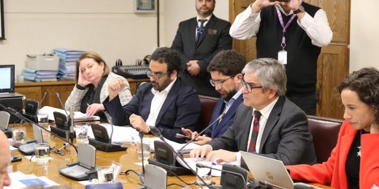 Gobierno presenta ante la Comisión de Hacienda del Senado el proyecto de ley de Reajuste del Salario Mínimo