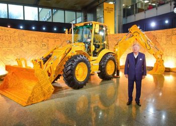 JCB celebra la fabricación de su retroexcavadora número 1 millón