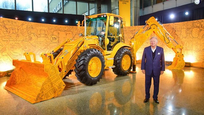 JCB celebra la fabricación de su retroexcavadora número 1 millón