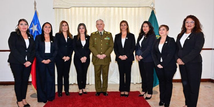Carabineros reconoce al personal civil con más de 20 años de servicios en la institución