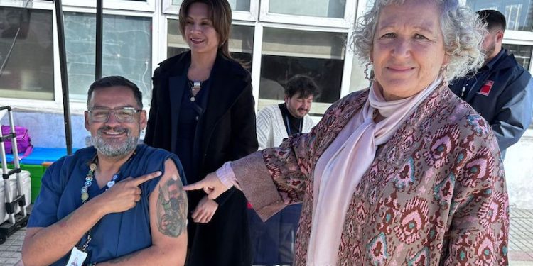 SEREMI de Salud Tarapacá y Servicio de Salud Tarapacá refuerzan vacunación en frontis de Gobierno Regional