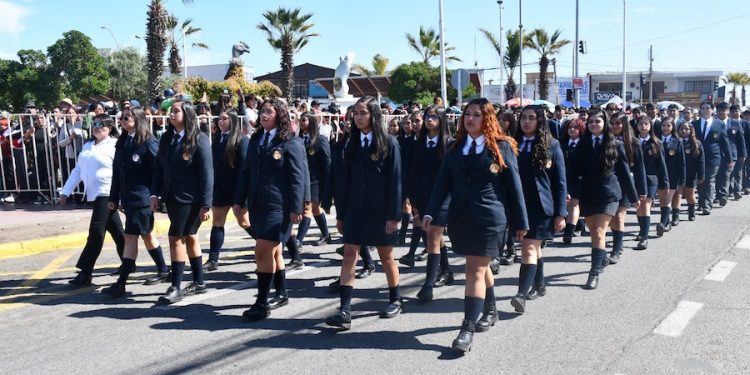 Más de una veintena de colegios básicos y secundarios de Alto Hospicio rindieron homenaje a la Glorias Navales