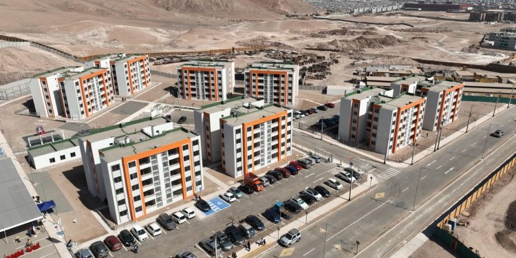 Alcalde de Alto Hospicio dio la bienvenida a nuevas familias beneficiadas con viviendas entregadas por el Estado