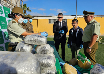 Vehículo abandonado estaba cargado con droga y municiones de guerra