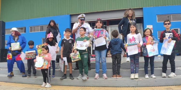 Concurso “El sueño de ser Marinero” reunió al mundo infantil en la explanada del Gimnasio de Alto Hospicio