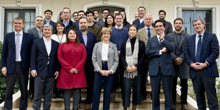 Evelyn Matthei presenta equipo de 40 economistas y anuncia bases para impulsar el empleo y el crecimiento: “Cuando hay inversión, hay trabajo; cuando hay orden, hay progreso”