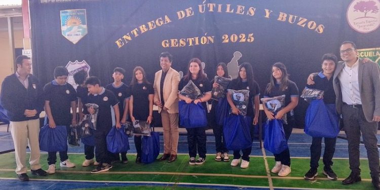 Alcalde de la Municipalidad de Pica entregó buzos y útiles escolares a estudiantes de la comuna