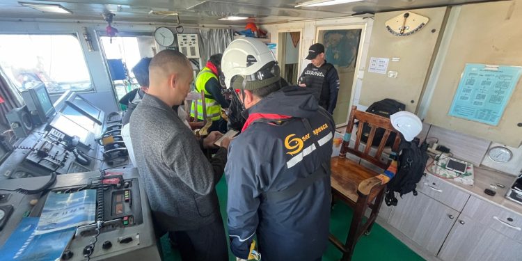 Mantienen fiscalización del tránsito de flotas internacionales por la Zona Económica Exclusiva y recalada en puertos nacionales