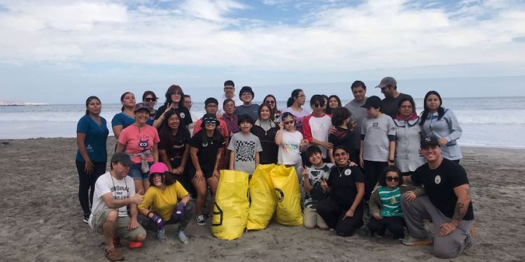 Colegio Fontem Jr. participó en otra gran limpieza en Playa Huayquique
