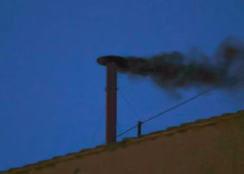 Humo negro en el Vaticano: Sin acuerdo en la primera votación del cónclave
