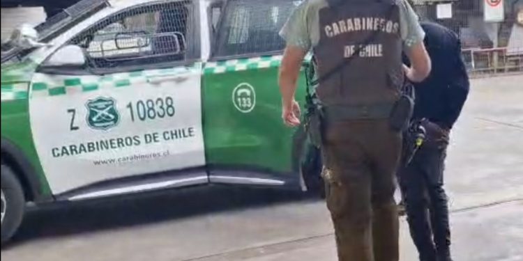 Rápida acción de Carabineros permitió detener a pareja que habría robado en local comercial