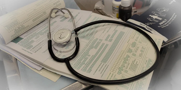 Funcionarios públicos viajaron al extranjero con licencia médica: Experto advierte sanciones penales