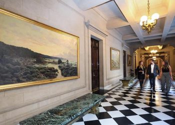 Facultad de Artes UChile lidera restauración de colección histórica pictórica del Banco Central