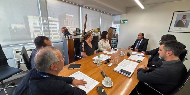 Mindep-IND encabezó visita de autoridades regionales a recintos deportivos en Santiago
