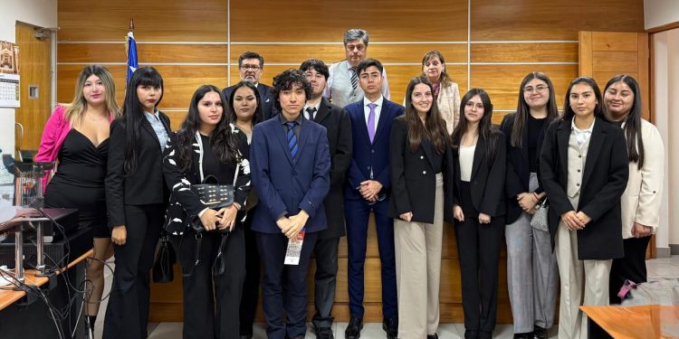Estudiantes de la UNAP visitaron Tribunal Oral de Iquique para conocer su funcionamiento