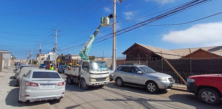 CGE ejecuta plan de mantenimiento y mejoramiento de la red eléctrica en Villa Frei de Alto Hospicio