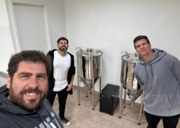 Egresado de la Universidad de Chile crea cerveza artesanal con inteligencia artificial