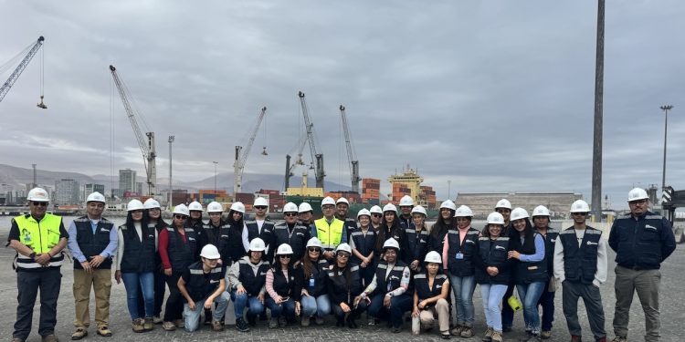 Estudiantes de Logística del CFT Estatal visitan el Puerto de Iquique