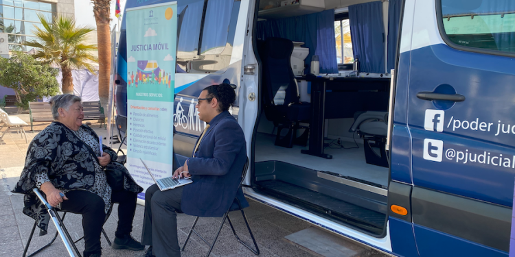 Bus de la Justicia del Poder Judicial atendió consultas y brindó orientación a más de 150 personas en Iquique y Alto Hospicio