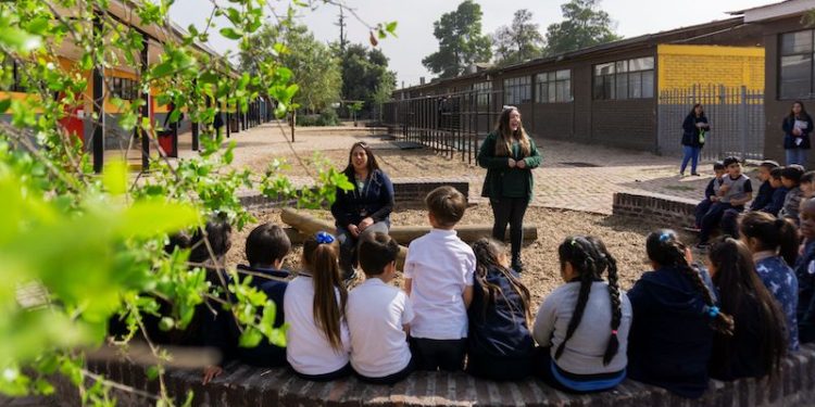 2.000 hogares de todo Chile participan en campaña artística que promueve la conversación familiar como clave para el desarrollo infantil