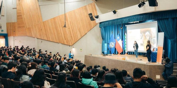 Estudiantes de la Universidad Arturo Prat conocieron las oportunidades de desarrollo profesional que ofrece BHP en Chile