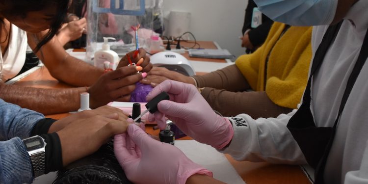 Internos de población LGTBIQ+ del Complejo de Hospicio se capacitaron en curso de manicure