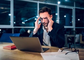 El costo invisible de no descansar: Efectos cerebrales del trabajo sin breaks y sus soluciones