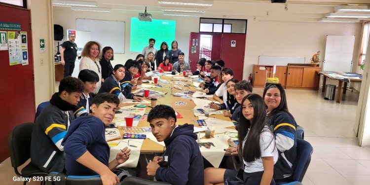 Estudiantes de la educación pública de Iquique exploran el arte como herramienta de aprendizaje a través de recados visuales