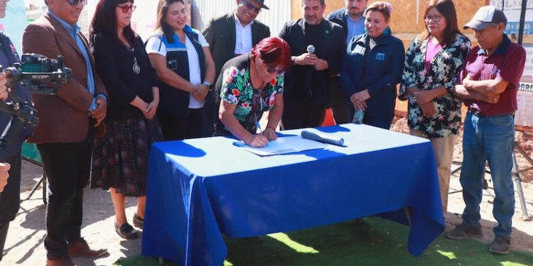Huara junto al MINVU celebra inicio de construcción de su Centro de Cuidados, el primero del Tamarugal
