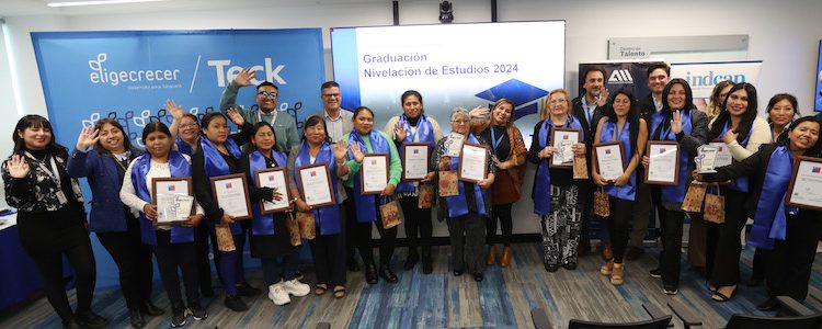 Mujeres de Tarapacá culminan su educación escolar gracias al Programa de Nivelación de Estudios impulsado por la AII y Teck Quebrada Blanca