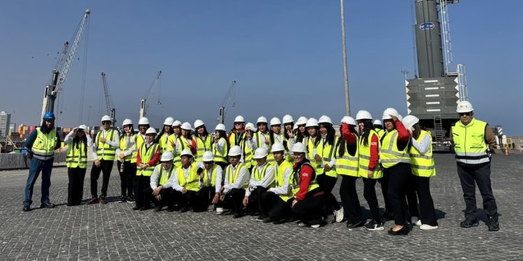 Estudiantes del Liceo Bicentenario Kronos visitan el Puerto de Iquique