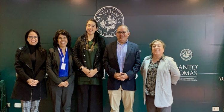 Educadora de Fundación Integra presenta proyecto de innovación en seminario universitario