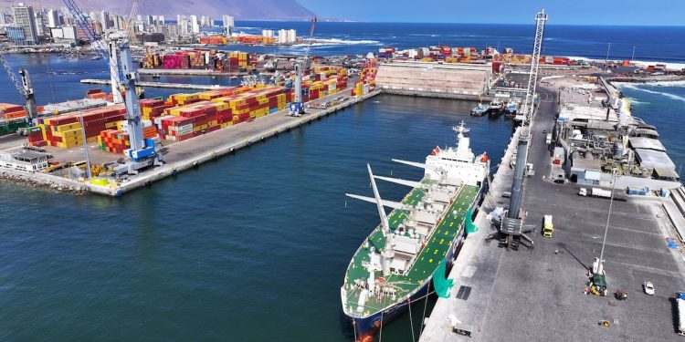 Puerto de Iquique aumenta 53% su movimiento de carga durante mayo