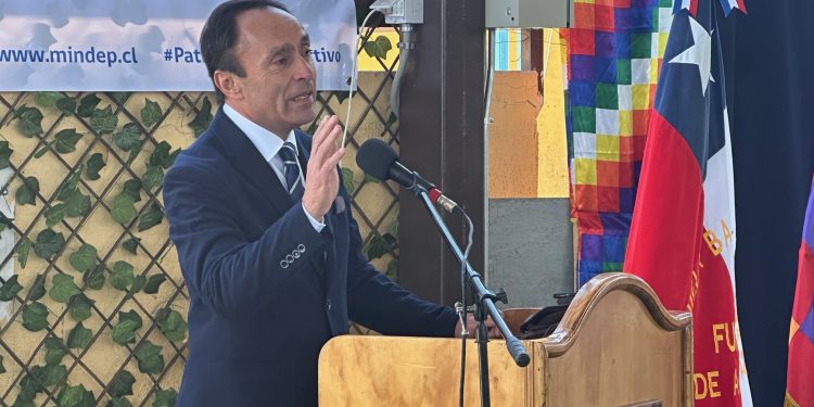 Ministro del Deporte inauguró obras en multicancha de la Escuela G-99 de La Tirana