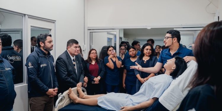 Gobierno Regional entregó equipamiento para reforzar carreras de salud de la UNAP