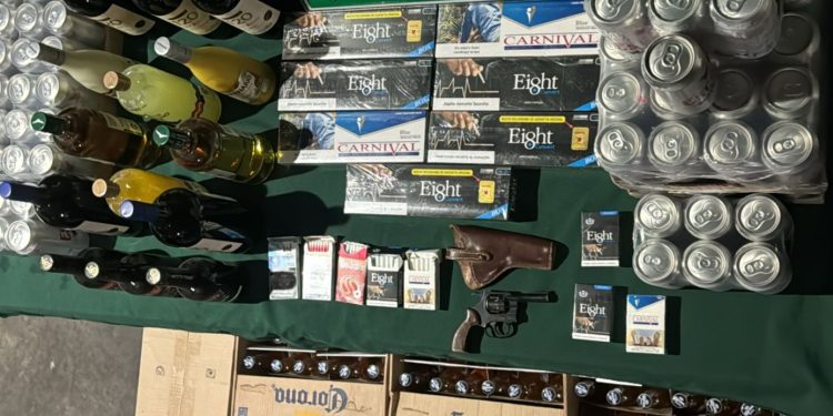 Carabineros incauta cigarrillos, alcohol y un arma desde local de venta ilegal de alcohol