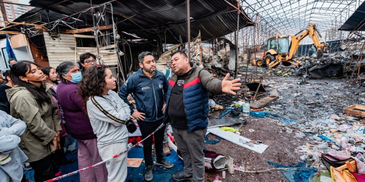 Gobierno de Tarapacá anuncia apoyo a emprendedores damnificados por incendio en Iquique