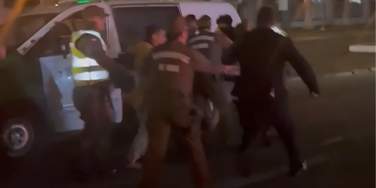 Vehículo irrumpió en pleno concierto de los Cuatro Cuartos y causó caos en Arica