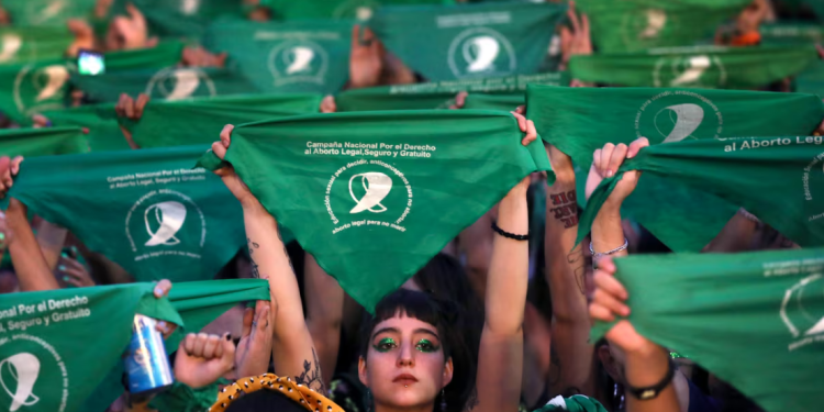 Encuesta Cadem: Sólo el 25% está acuerdo con el aborto sin restricciones hasta las 14 semanas mientras que el 55% prefiere el aborto en tres causales y el 19% piensa que debería estar prohibido