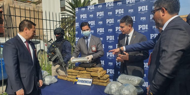 Banda colombiana usaba cajas de frutas para trasladar droga a la Región Metropolitana