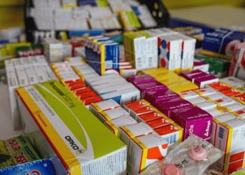 Especialista U. de Chile explica cómo almacenar bien los medicamentos en el hogar y evitar riesgos para la salud