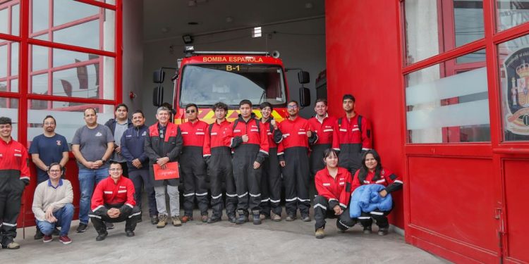 INACAP Iquique y Bomberos fortalecen alianza para apoyar mantenimiento de carros de emergencia y formar a futuros profesionales