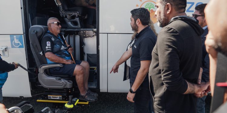 Comunidad de Pozo Almonte recibió bus con accesibilidad universal y camioneta de ronda de salud