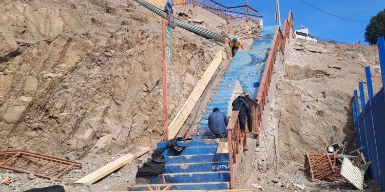 MINVU junto al municipio de Huara inician obras de mejoramiento de escalera en Pisagua por $143 millones a través del Programa Pequeñas Localidades