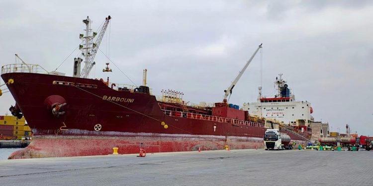 Puerto de Iquique diversifica operaciones con embarque de aceite de pescado hacia Bélgica