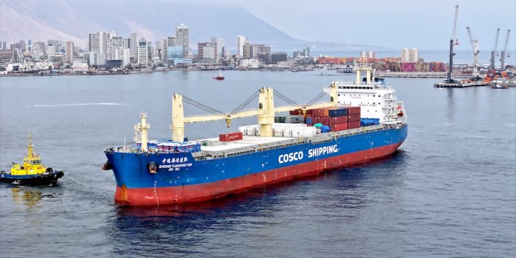 Desde puerto chino arriba nave con baterías Bess y carga para proyectos minero y fotovoltaico