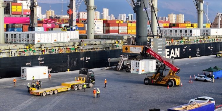 Puerto de Iquique desembarca nuevo cargamento para proyecto de energías renovables