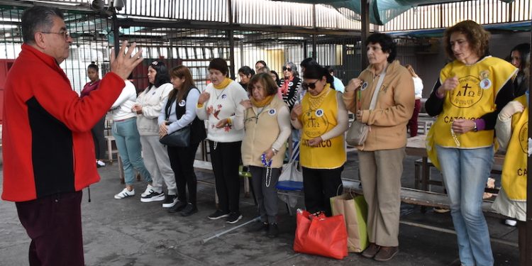 Con el rezo del rosario se inició Festividad de La Tirana en cárcel de mujeres de Iquique